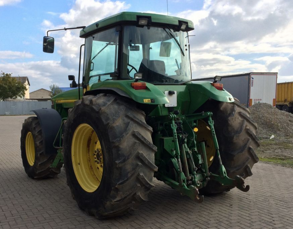 Oldtimer-Traktor des Typs John Deere 8100, Neumaschine in Київ (Bild 3)