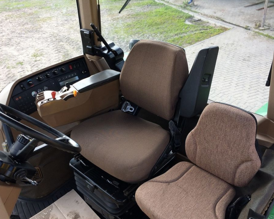 Oldtimer-Traktor des Typs John Deere 8100, Neumaschine in Київ (Bild 4)