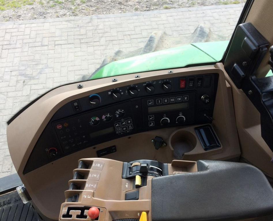 Oldtimer-Traktor des Typs John Deere 8100, Neumaschine in Київ (Bild 3)