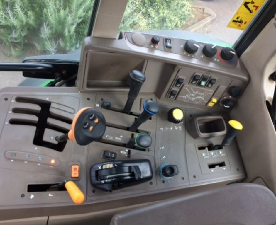 Oldtimer-Traktor des Typs John Deere 6930, Neumaschine in Київ (Bild 5)