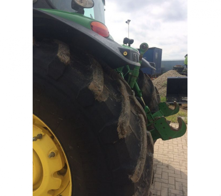 Oldtimer-Traktor des Typs John Deere 8335R, Neumaschine in Київ (Bild 4)