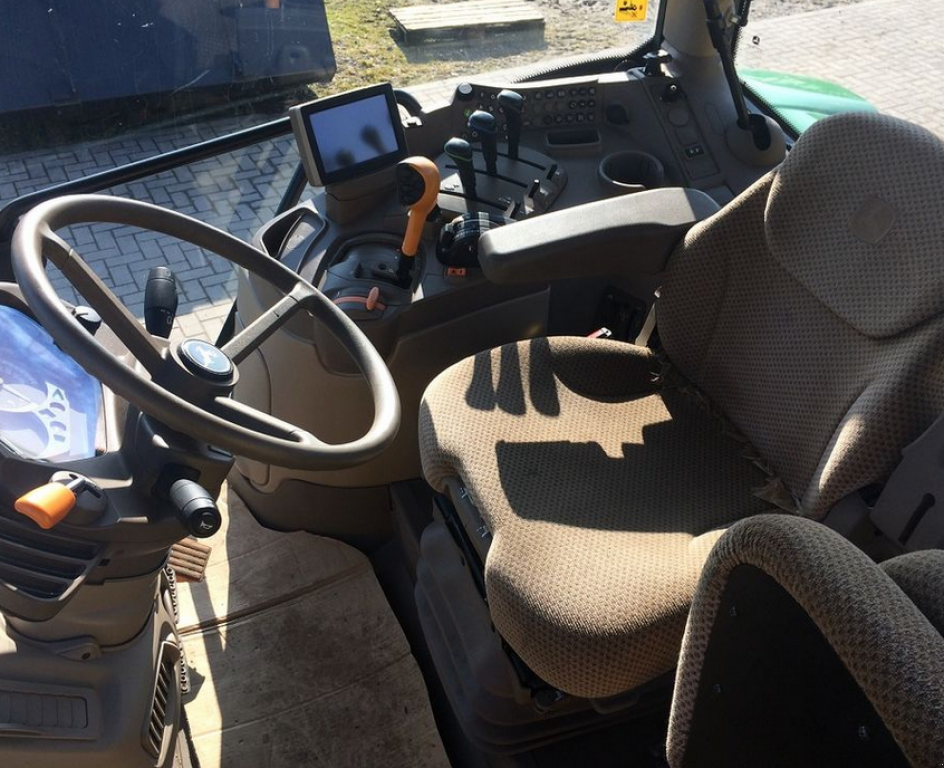 Oldtimer-Traktor des Typs John Deere 6130R, Neumaschine in Київ (Bild 6)