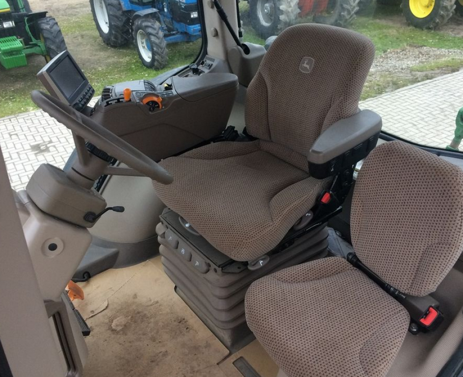 Oldtimer-Traktor des Typs John Deere 8320R, Neumaschine in Київ (Bild 2)