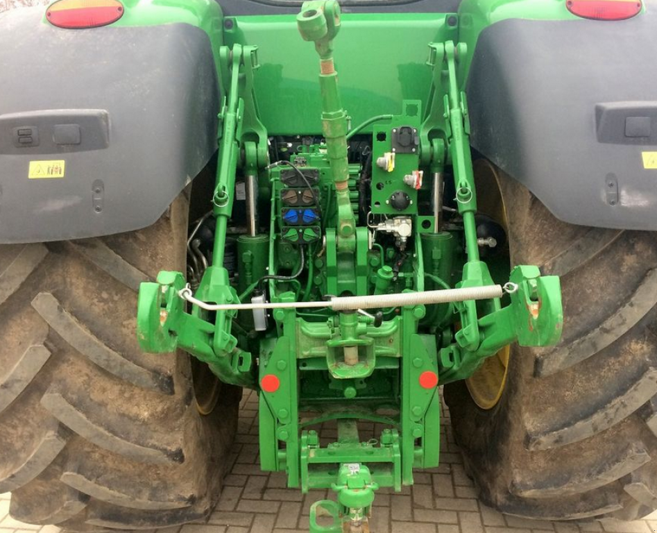 Oldtimer-Traktor des Typs John Deere 8320R, Neumaschine in Київ (Bild 5)