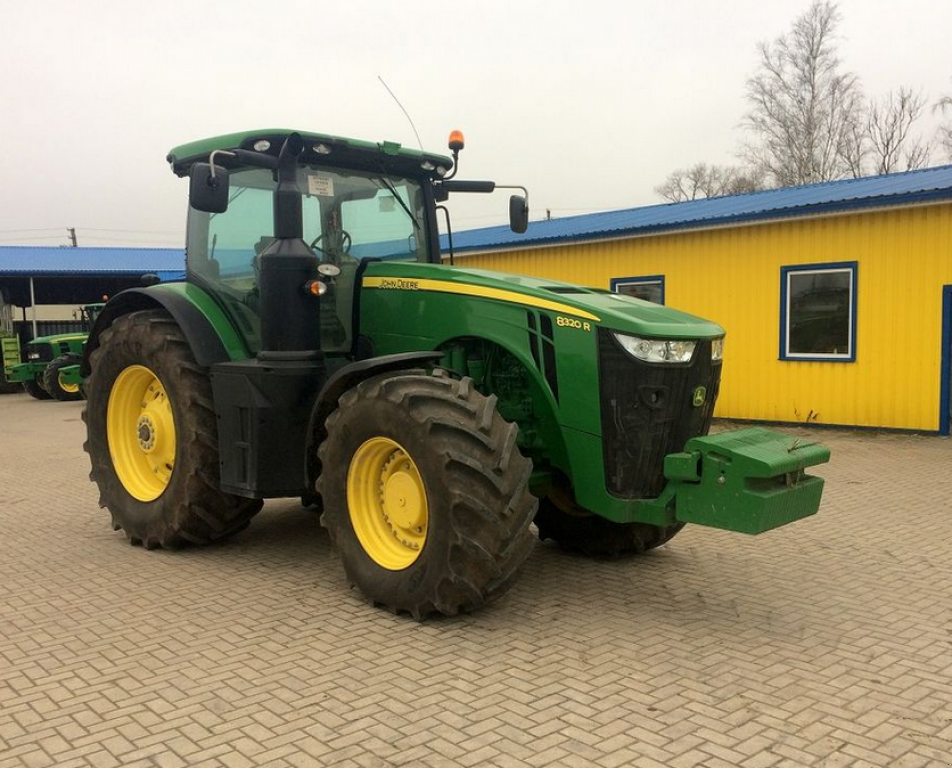 Oldtimer-Traktor des Typs John Deere 8320R, Neumaschine in Київ (Bild 4)