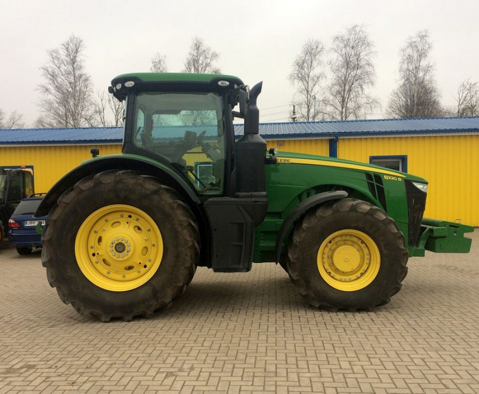 Oldtimer-Traktor des Typs John Deere 8320R, Neumaschine in Київ (Bild 6)