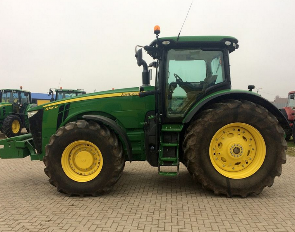 Oldtimer-Traktor des Typs John Deere 8320R, Neumaschine in Київ (Bild 1)