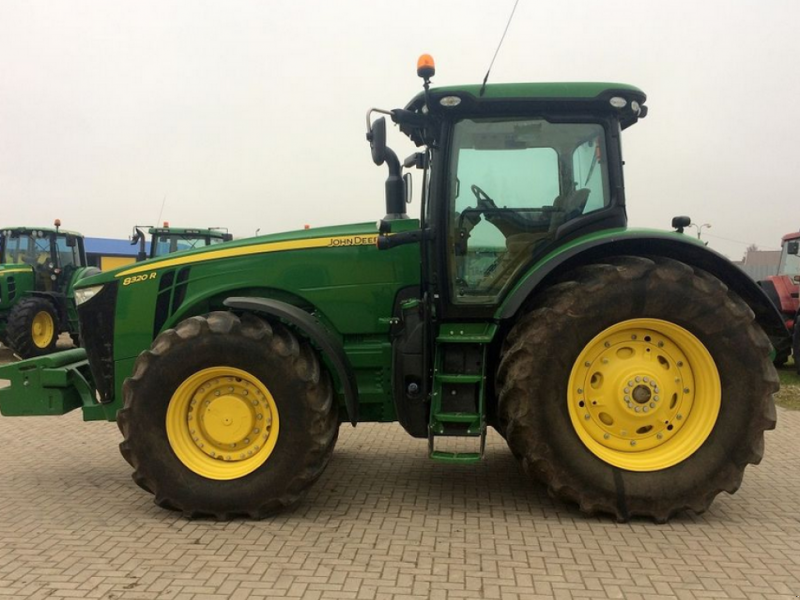 Oldtimer-Traktor des Typs John Deere 8320R, Neumaschine in Київ (Bild 1)