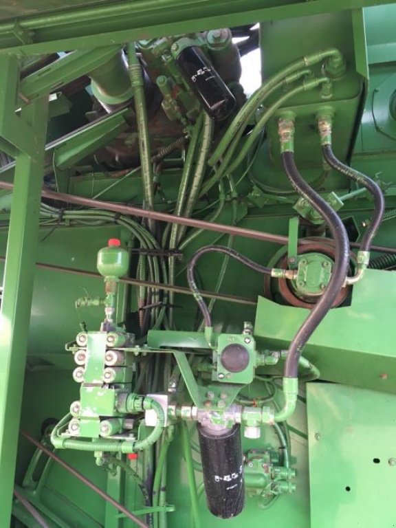 Oldtimer-Mähdrescher des Typs John Deere 2264,  in Луцьк (Bild 5)