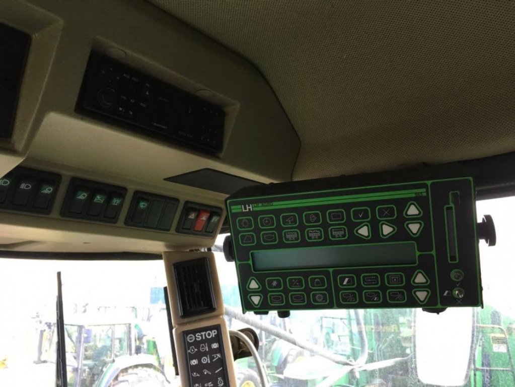 Oldtimer-Mähdrescher des Typs John Deere 2264,  in Луцьк (Bild 4)