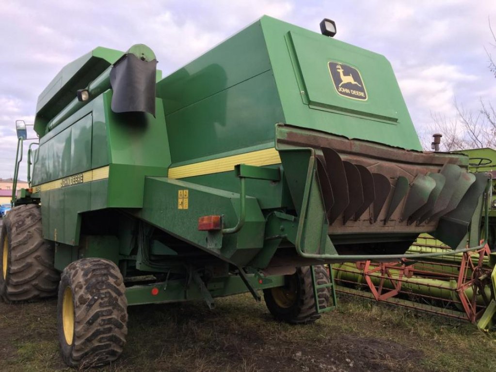 Oldtimer-Mähdrescher des Typs John Deere 2264,  in Луцьк (Bild 6)