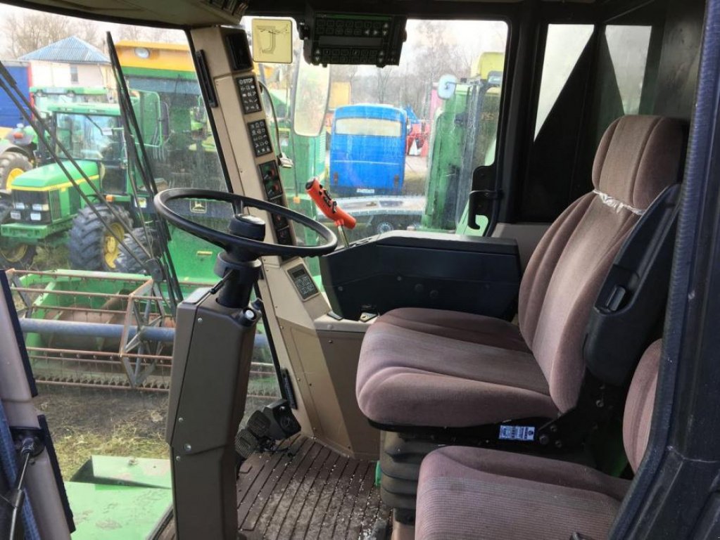 Oldtimer-Mähdrescher des Typs John Deere 2264,  in Луцьк (Bild 7)