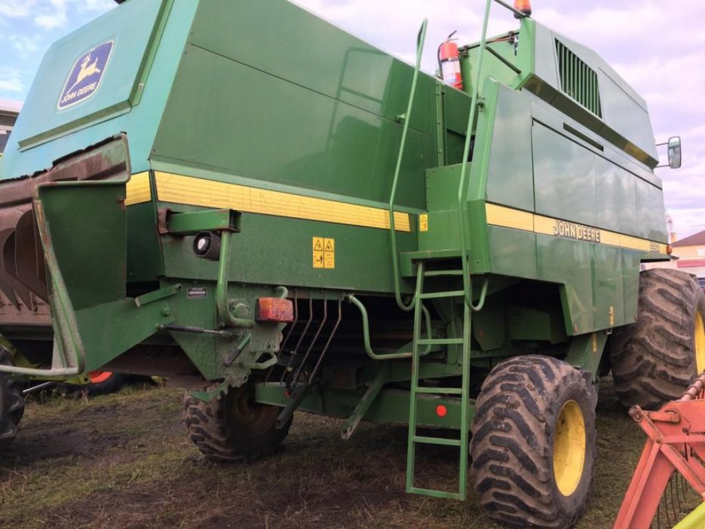 Oldtimer-Mähdrescher des Typs John Deere 2264,  in Луцьк (Bild 3)