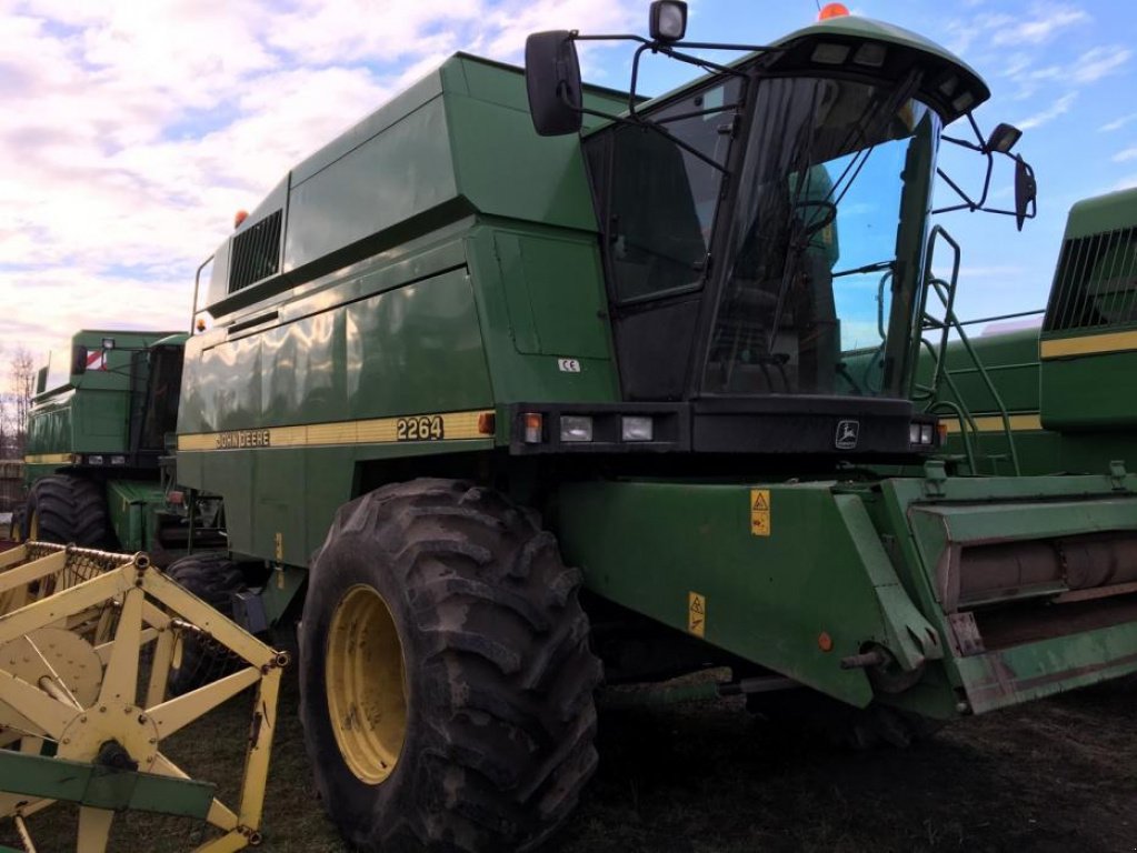 Oldtimer-Mähdrescher des Typs John Deere 2264,  in Луцьк (Bild 1)