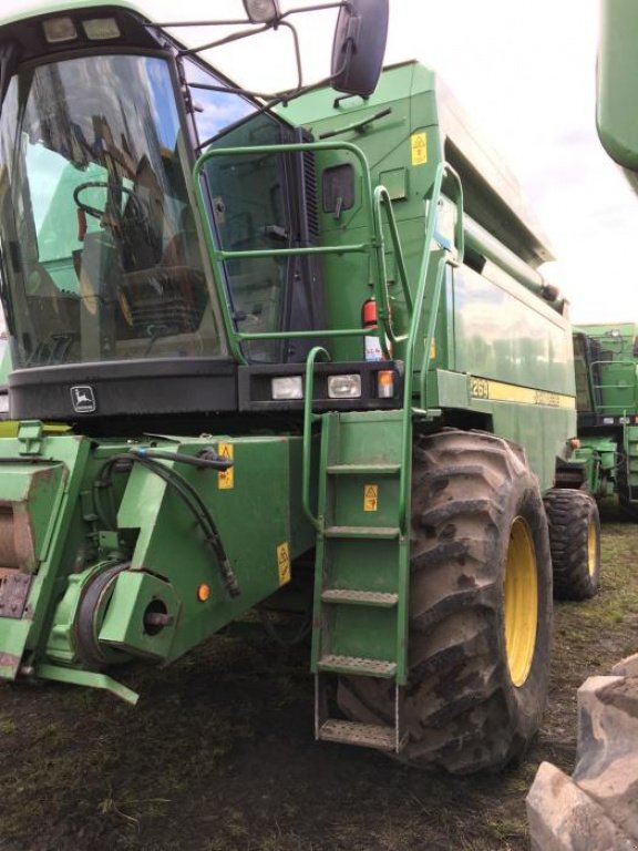 Oldtimer-Mähdrescher des Typs John Deere 2264,  in Луцьк (Bild 2)