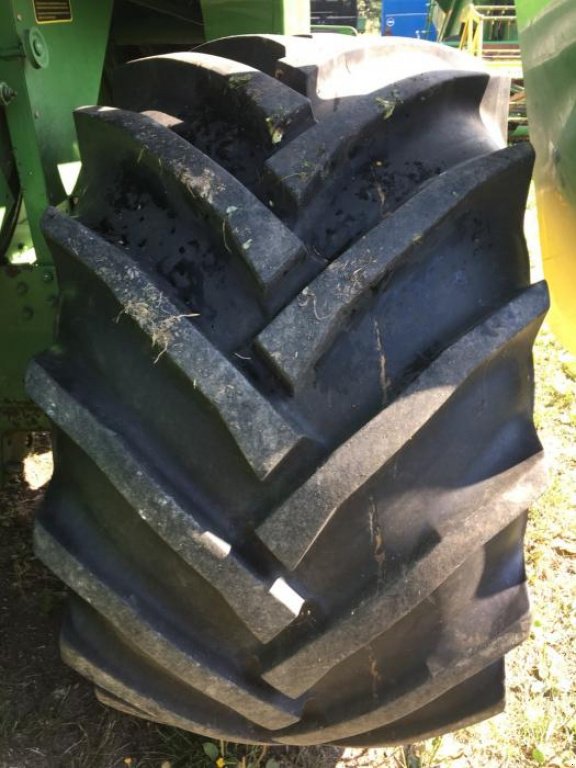 Oldtimer-Mähdrescher des Typs John Deere 1158, Neumaschine in Луцьк (Bild 4)