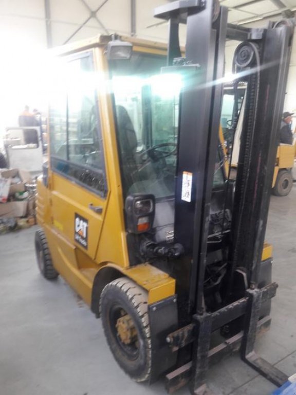 Gabelstapler des Typs Caterpillar GP30,  in Черняхів (Bild 4)