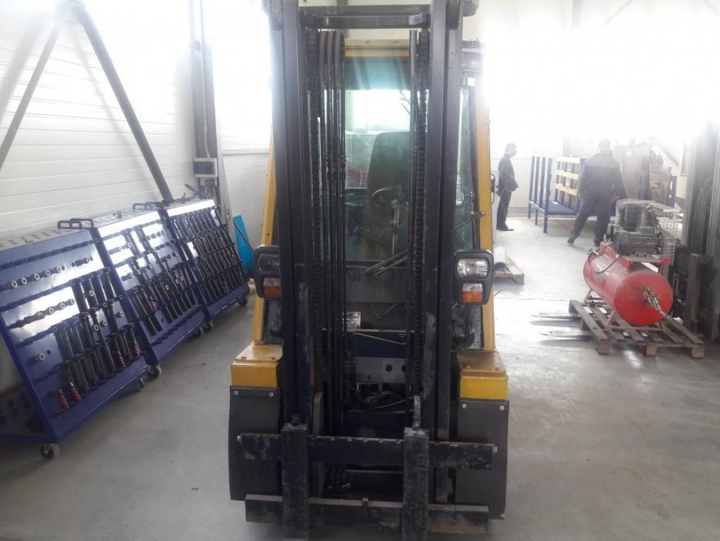 Gabelstapler des Typs Caterpillar GP30,  in Черняхів (Bild 3)