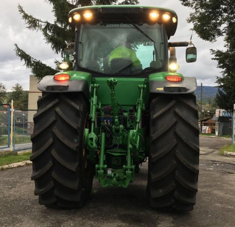Oldtimer-Traktor des Typs John Deere 8360R, Neumaschine in Харків (Bild 3)
