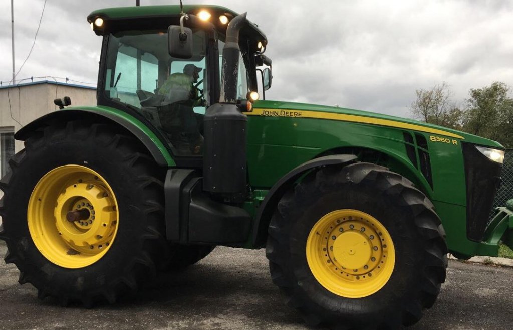 Oldtimer-Traktor des Typs John Deere 8360R, Neumaschine in Харків (Bild 1)