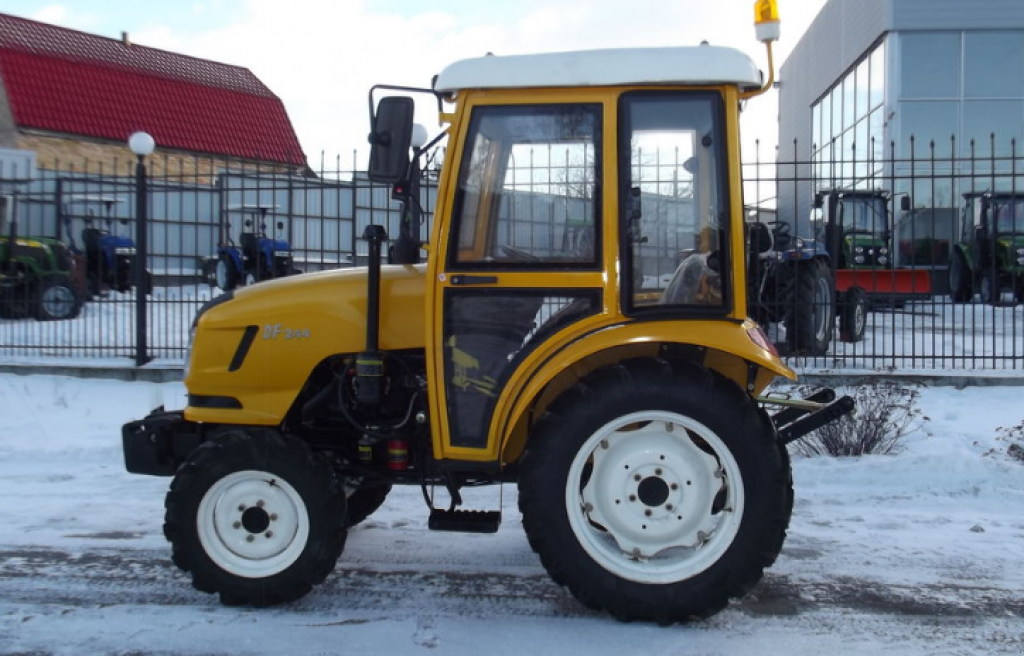 Hopfentraktor des Typs Dong Feng DF 244, Neumaschine in Київ (Bild 3)