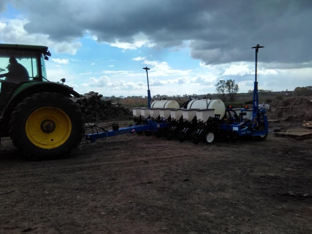 Direktsaatmaschine des Typs Kinze 3000,  in Київ (Bild 1)