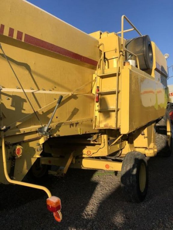 Oldtimer-Mähdrescher des Typs New Holland TX32, Neumaschine in Володарка (Bild 2)