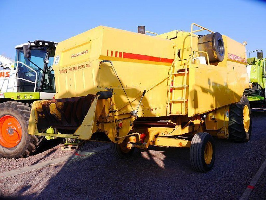 Oldtimer-Mähdrescher des Typs New Holland TX32, Neumaschine in Володарка (Bild 10)