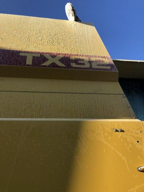 Oldtimer-Mähdrescher des Typs New Holland TX32, Neumaschine in Володарка (Bild 5)