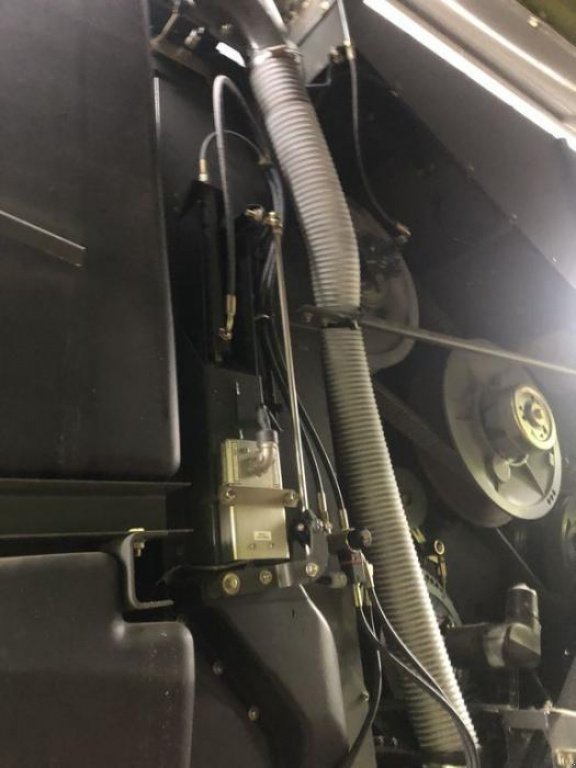 Oldtimer-Mähdrescher des Typs CLAAS Lexion 460, Neumaschine in Володарка (Bild 4)