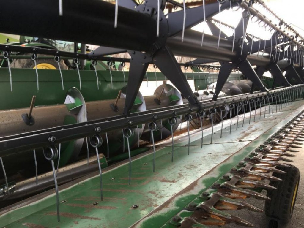 Oldtimer-Mähdrescher des Typs John Deere T670i, Neumaschine in Володарка (Bild 3)