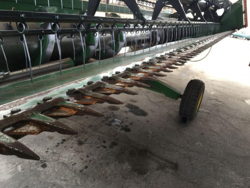 Oldtimer-Mähdrescher des Typs John Deere T670i, Neumaschine in Володарка (Bild 9)