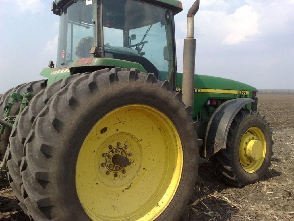 Oldtimer-Traktor des Typs John Deere 8400, Neumaschine in Володарка (Bild 3)