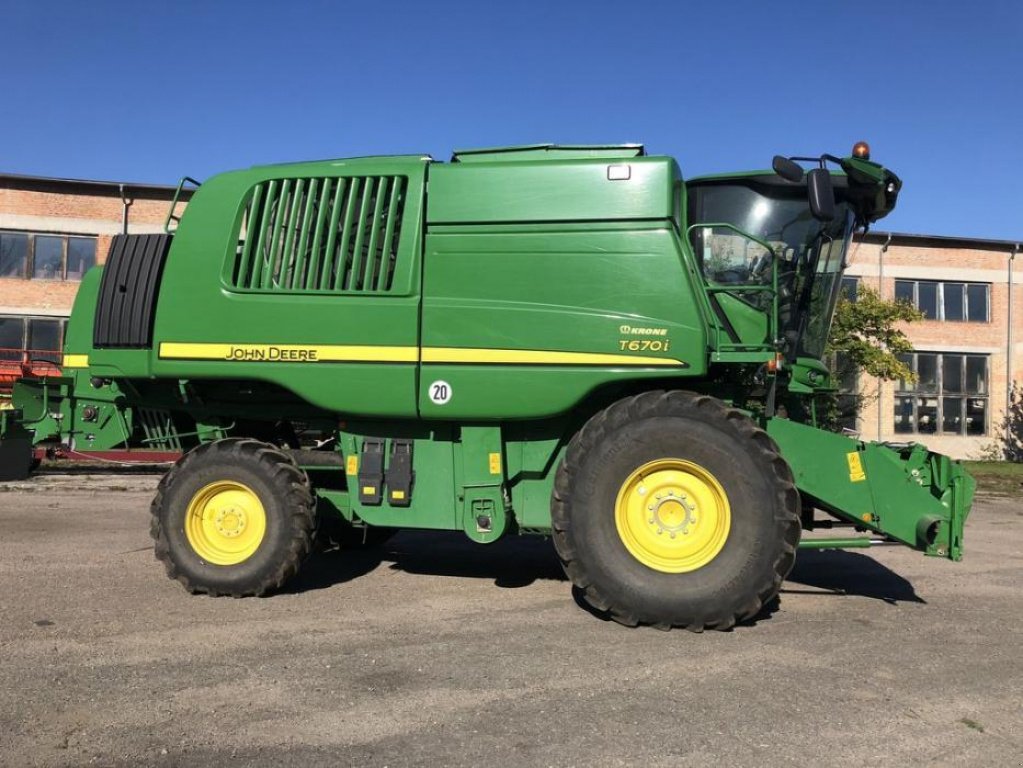 Oldtimer-Mähdrescher des Typs John Deere T670i, Neumaschine in Володарка (Bild 11)