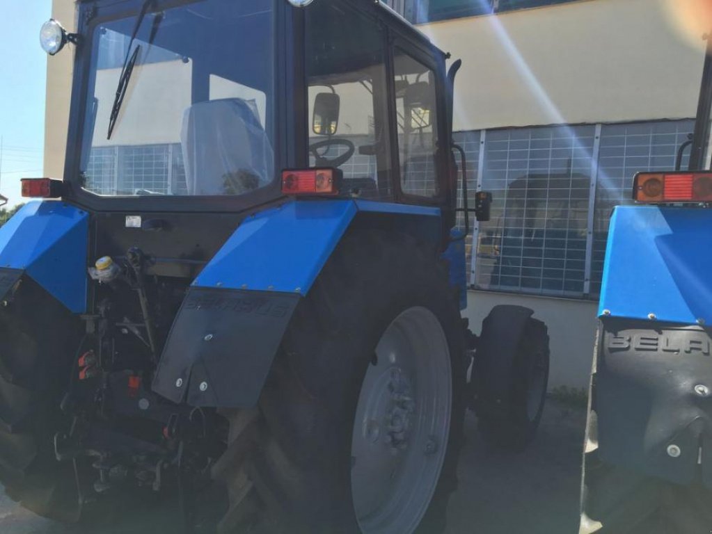 Oldtimer-Traktor des Typs Belarus Беларус-892, Neumaschine in Володарка (Bild 4)