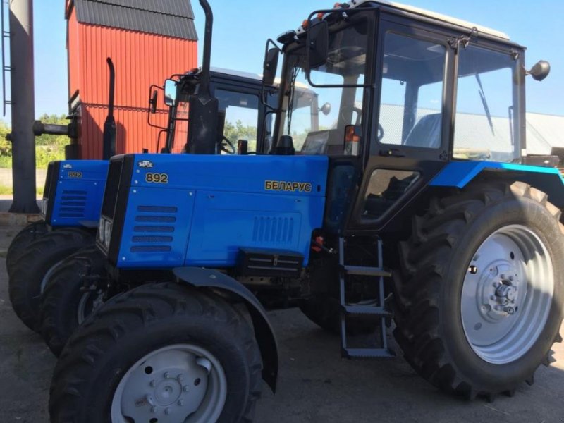 Oldtimer-Traktor des Typs Belarus Беларус-892, Neumaschine in Володарка (Bild 1)