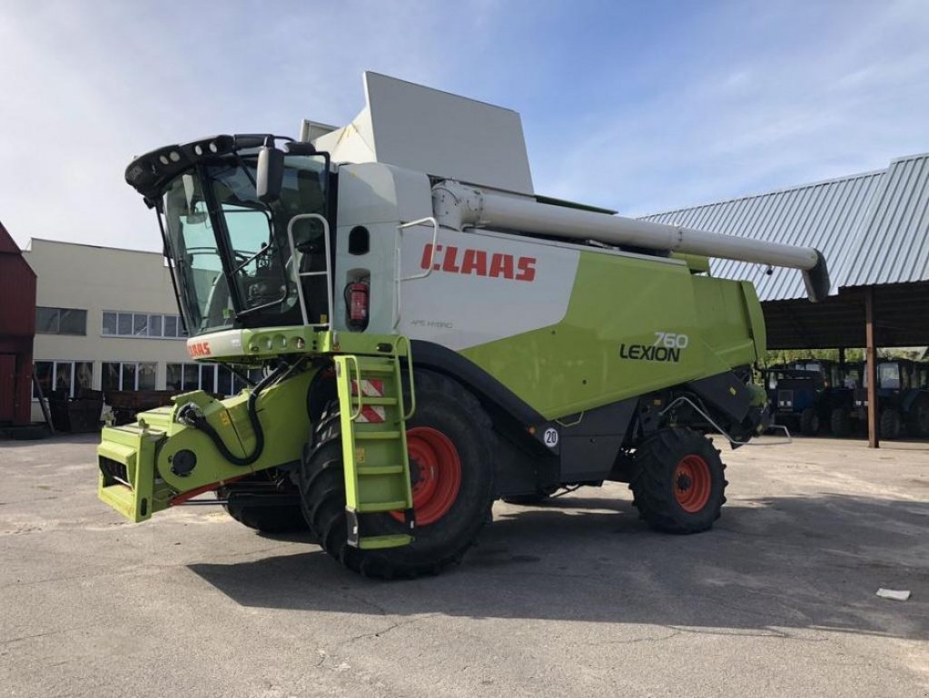 Oldtimer-Mähdrescher des Typs CLAAS Lexion 760, Neumaschine in Володарка (Bild 1)