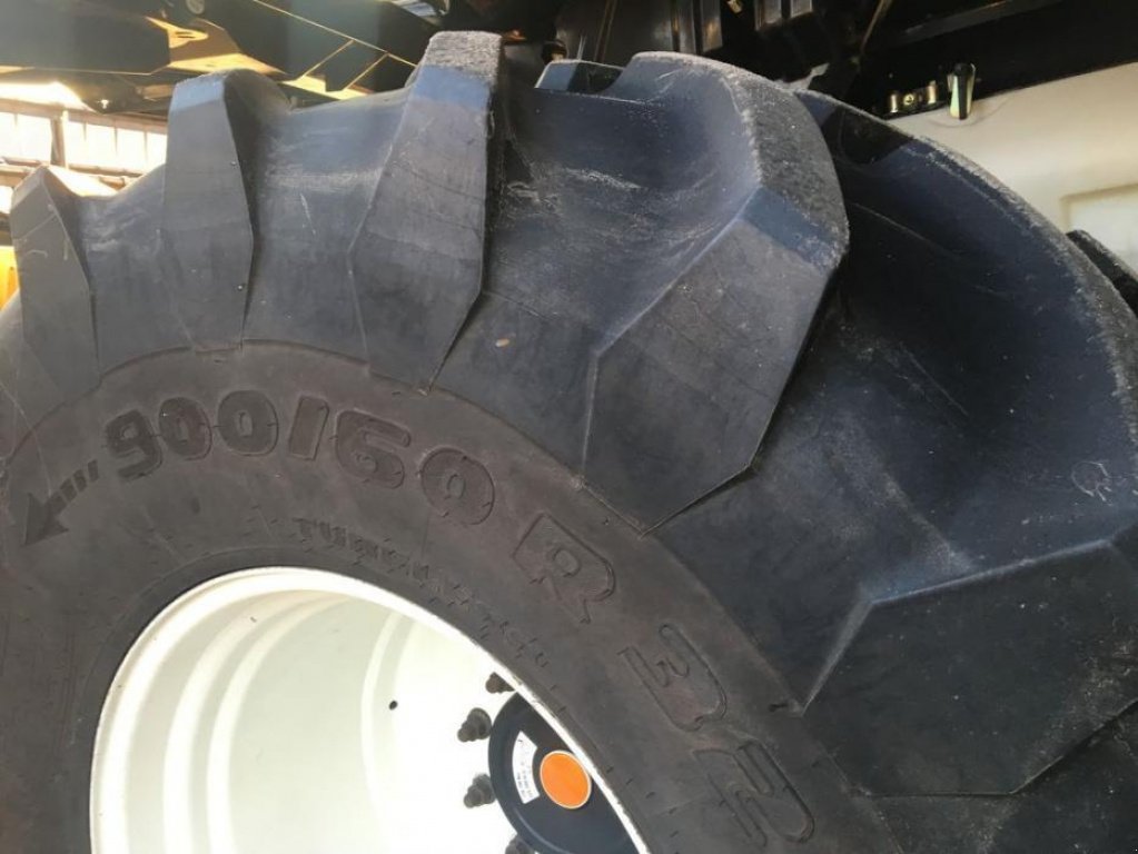 Oldtimer-Mähdrescher des Typs New Holland CR9080, Neumaschine in Володарка (Bild 9)