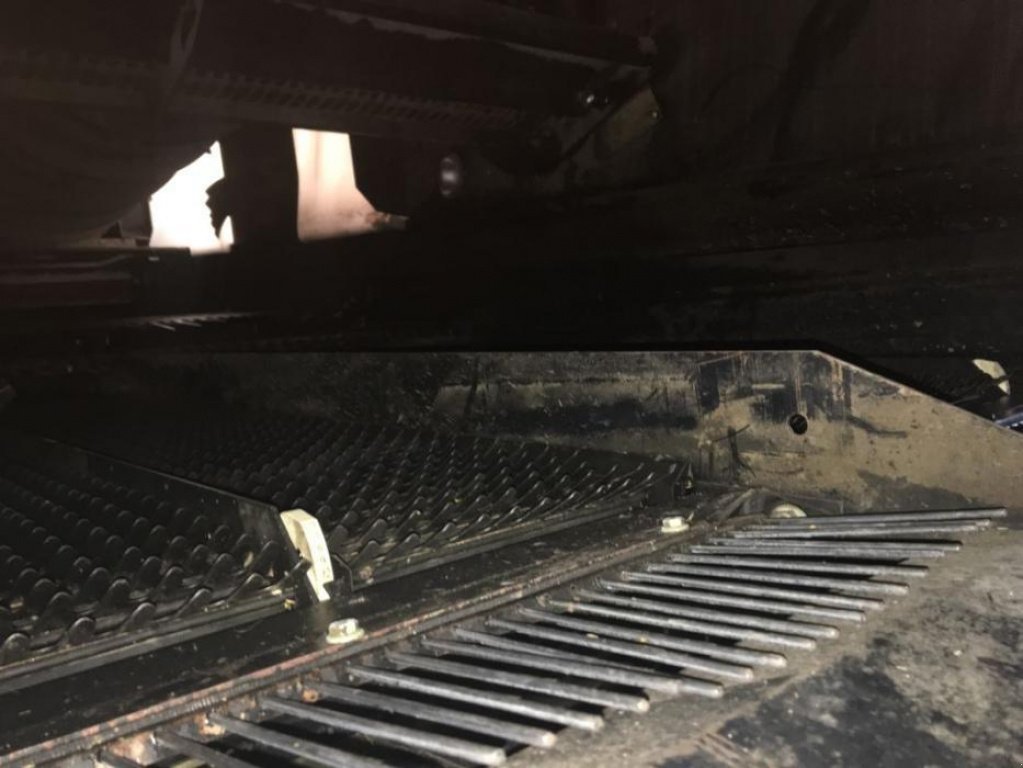 Oldtimer-Mähdrescher des Typs New Holland CR9080, Neumaschine in Володарка (Bild 3)