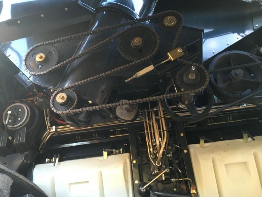 Oldtimer-Mähdrescher des Typs New Holland CR9080, Neumaschine in Володарка (Bild 10)