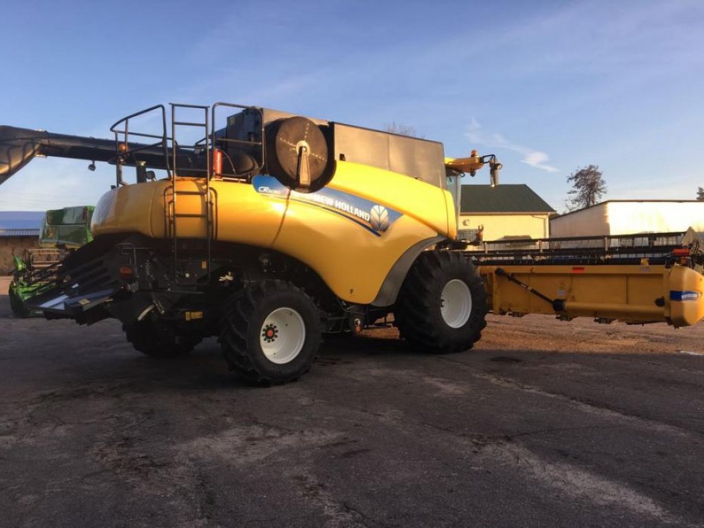 Oldtimer-Mähdrescher des Typs New Holland CR9080, Neumaschine in Володарка (Bild 8)