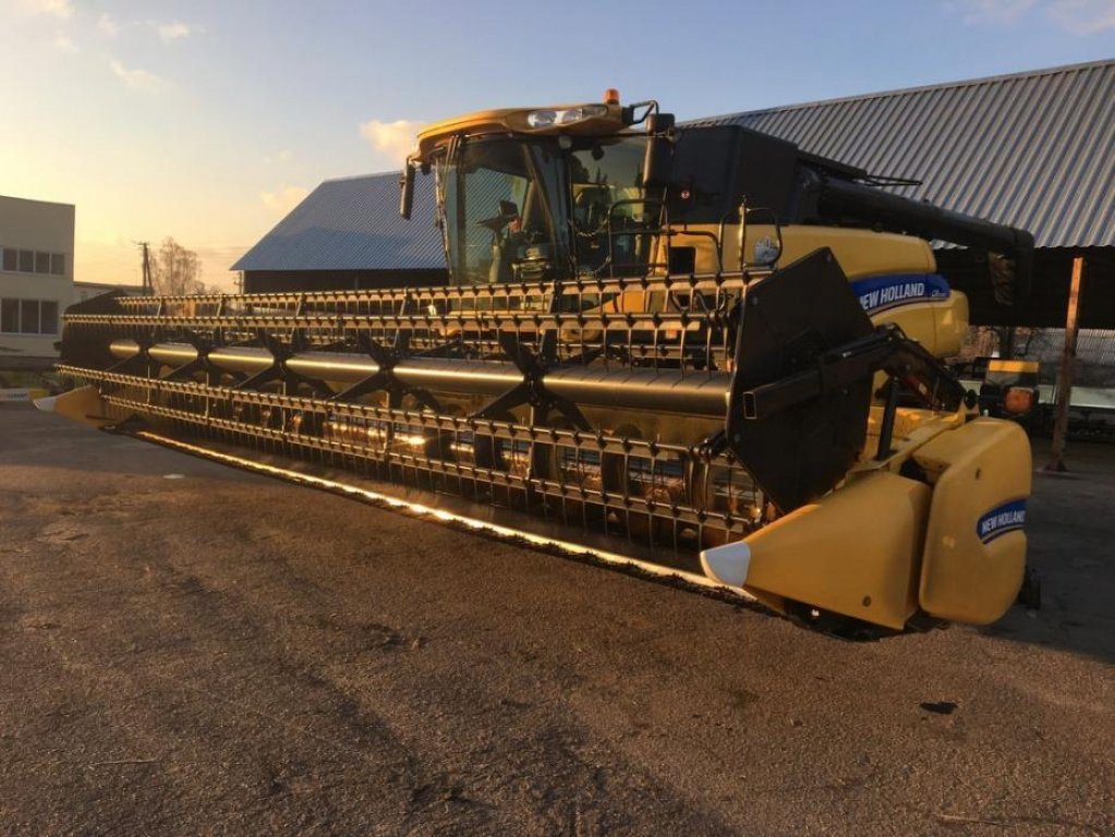 Oldtimer-Mähdrescher des Typs New Holland CR9080, Neumaschine in Володарка (Bild 5)