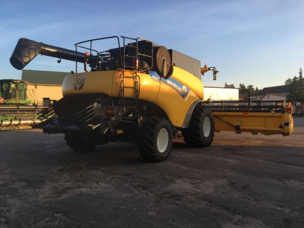 Oldtimer-Mähdrescher des Typs New Holland CR9080, Neumaschine in Володарка (Bild 11)