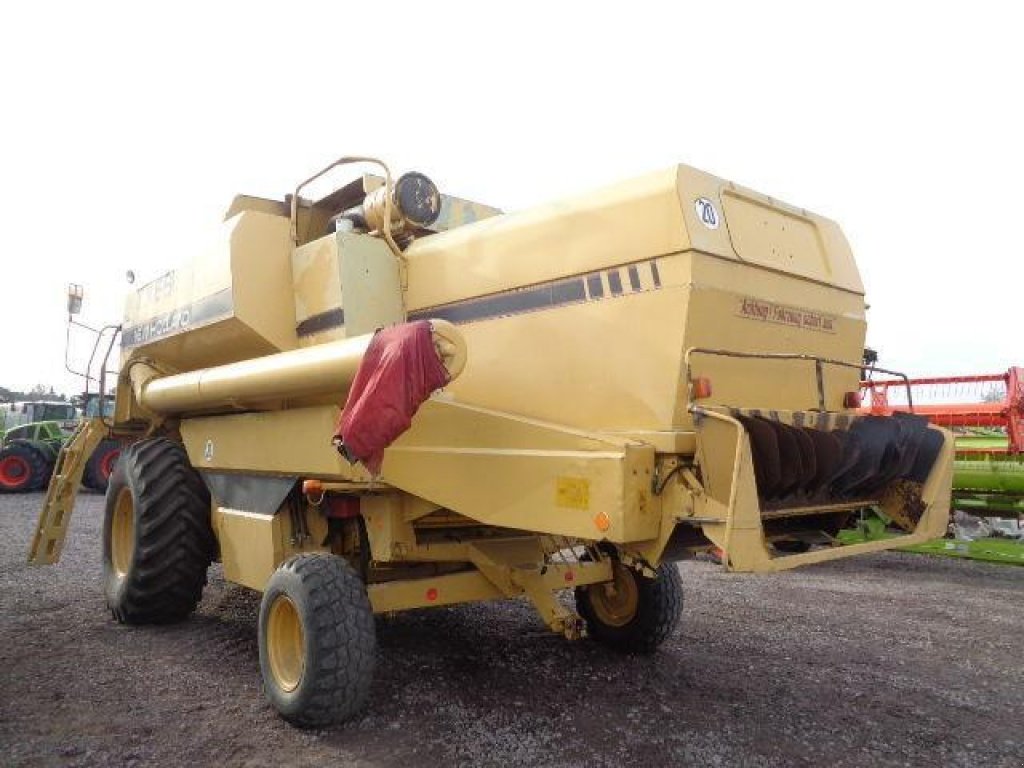 Oldtimer-Mähdrescher des Typs New Holland TX68, Neumaschine in Володарка (Bild 10)