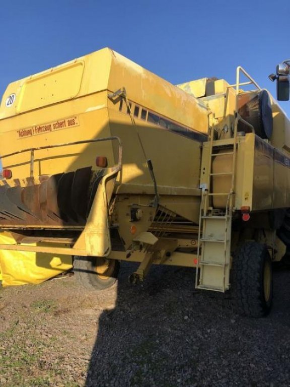 Oldtimer-Mähdrescher des Typs New Holland TX68, Neumaschine in Володарка (Bild 4)