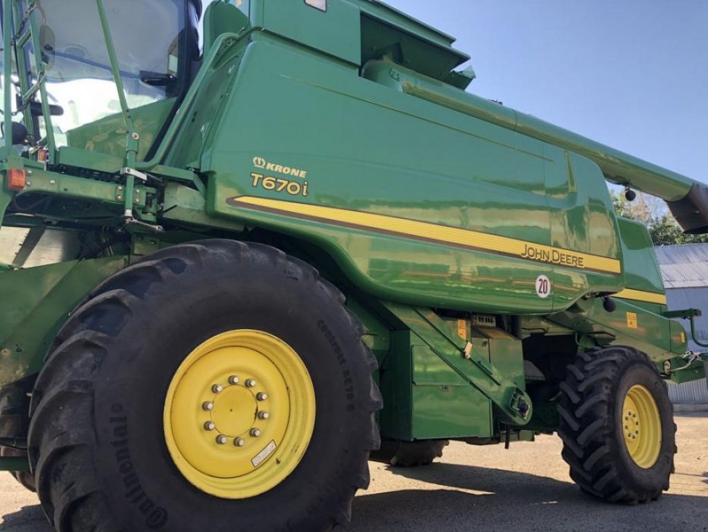 Oldtimer-Mähdrescher des Typs John Deere T660i, Neumaschine in Володарка (Bild 7)