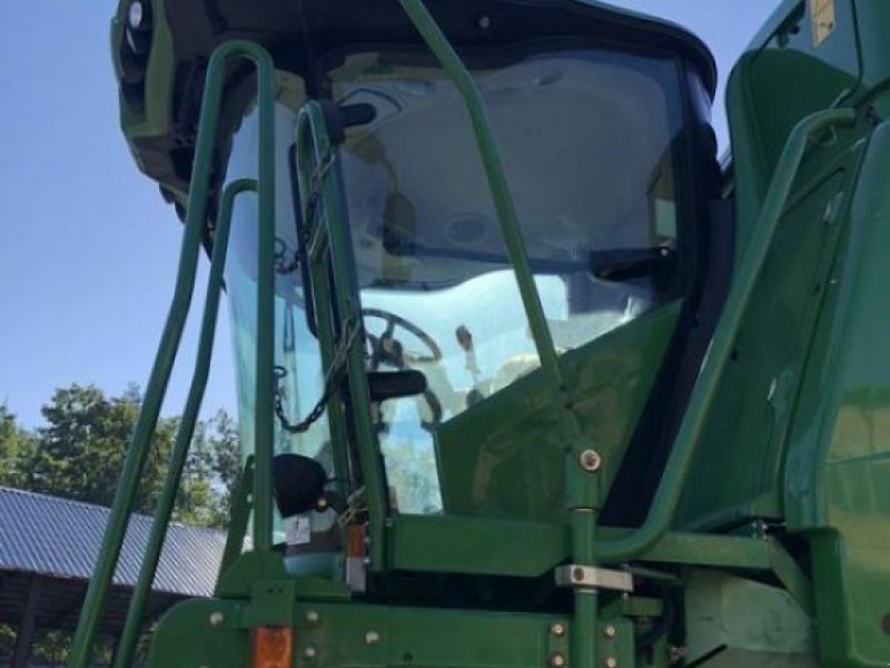 Oldtimer-Mähdrescher des Typs John Deere T660i, Neumaschine in Володарка (Bild 1)