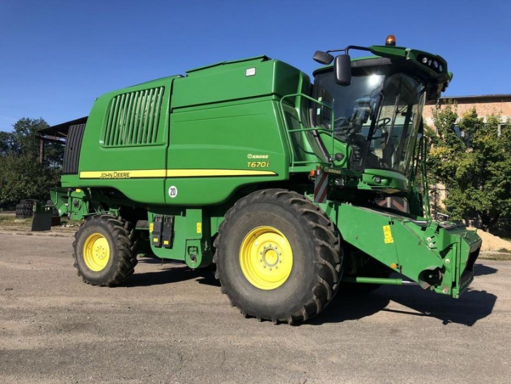 Oldtimer-Mähdrescher des Typs John Deere T660i, Neumaschine in Володарка (Bild 11)