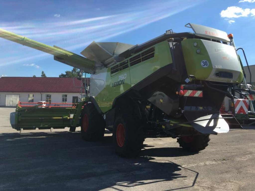 Oldtimer-Mähdrescher des Typs CLAAS Lexion 760, Neumaschine in Володарка (Bild 2)