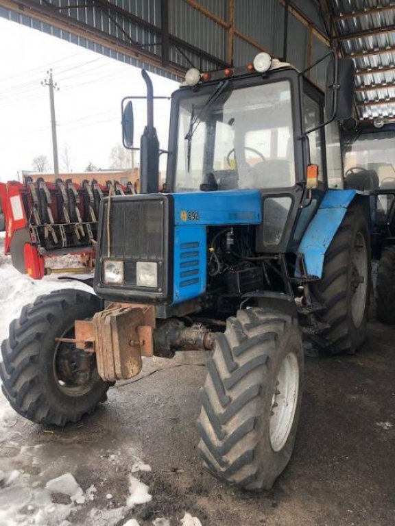 Oldtimer-Traktor des Typs Belarus Беларус-892, Neumaschine in Володарка (Bild 3)